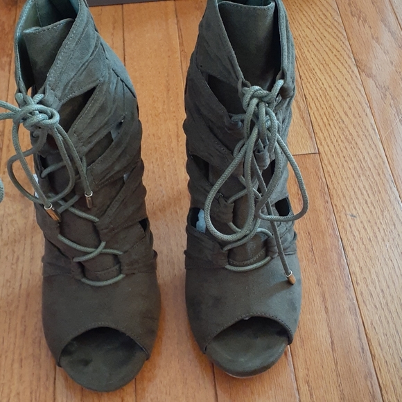 🥳🥳SOLD🥳🥳Olive ankle bootie - Picture 1 of 4